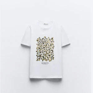  Jättefin Zara leopard Print t-shirt  -  Jättefin har använt en gång den kommer bara inte till användning helt nu ,den är lite stor i storleken. 