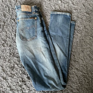 Nudie jeans - Säljer ett par ljusblå nudie jeans 8/10 skick Säljer pga att dem är för små Pris ej hugget i sten Passar dig som är 180-190