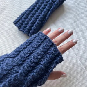 Handledsvärmare - Söta, blå handledsvärmare som är hemstickade! De har hål för tummarna. Knappt använda och i väldigt bra skick💕
