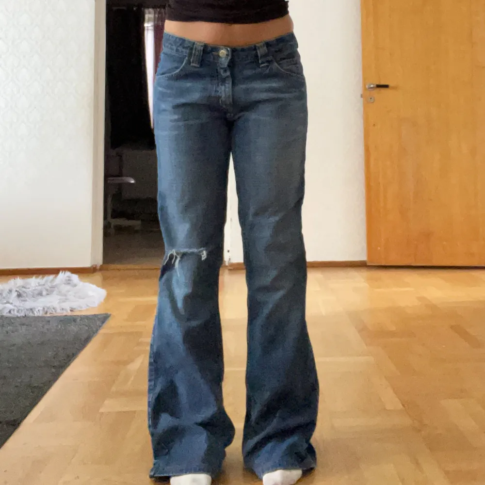 lågmidjad lee jeans i jättefin bootcut. finns små håll vid hälen men det syns knappt annars är den i bra skick :) midjemått rakt av: 35cm  innerben: 80cm  pris kan diskuteras . Jeans & Byxor.