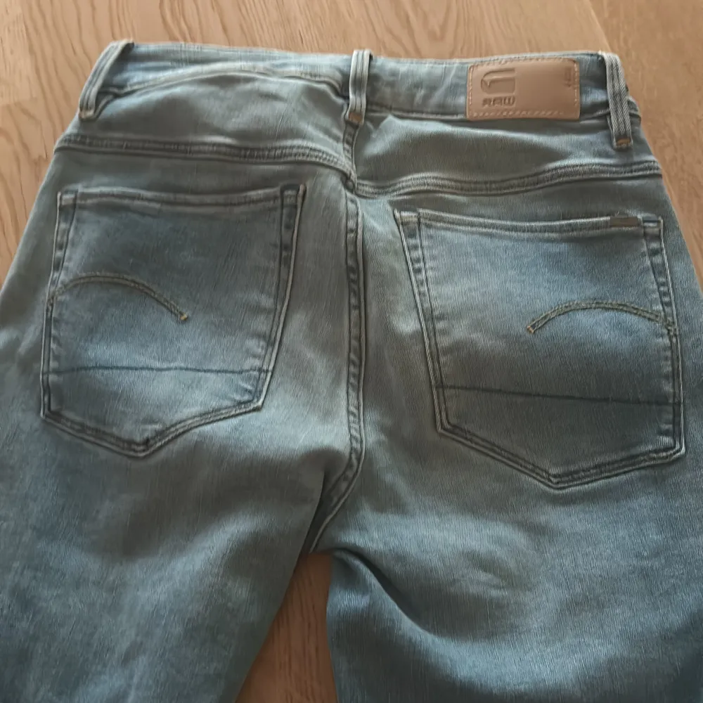 Skinny. Men gillar man inte kan man sy om till bootcut eller göra om till shorts💕. Väldigt bra skick. Inte använda mycket. Storlek 27. Längd 32.. Jeans & Byxor.