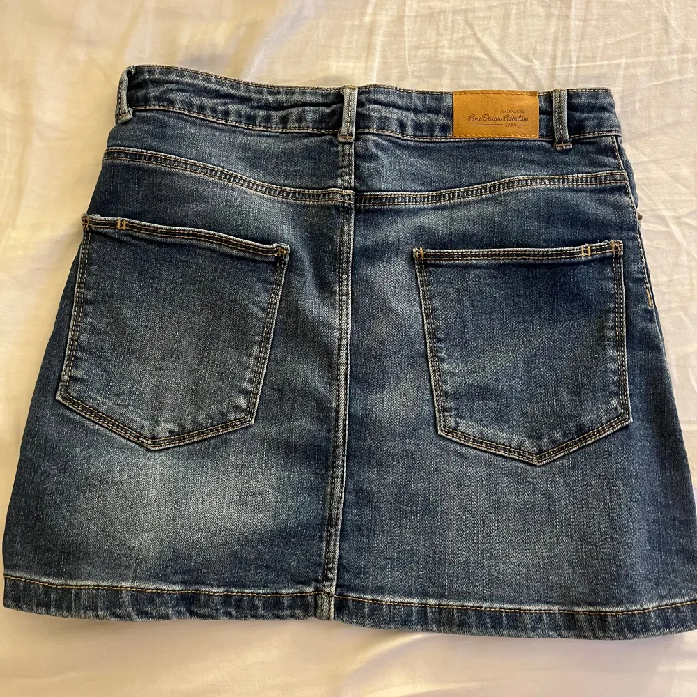 Blå jeans kjol från zara i storlek 152 men skulle säga att den passar xxs-xs. Aldrig använd! . Kjolar.