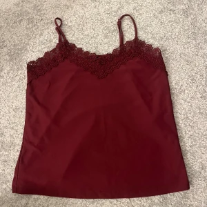 Spets linne  - Super coolt vinrött spets linne. Den har knapp används och har inga defekter eller liknande 🩷