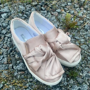 Fest skor/Lost ink skor - Supersnygga rosa vintage skor i storlek 36, perfekt till fest!!💖 Ser oanvända ut och har inga defekter!