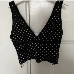 Svart- & vitprickig topp ZARA  - Svart- & vitprickig topp från ZARA.