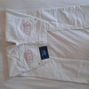 Victoria Beckham • Rock&Republic • Jeans - Säljer dessa supersnygga lågmidjade med något smalare bootcut!🩷 | Jeansen har små fläckar på bakfickorna som man knappt tänker på och saknar någon få diamant!! | Mått: midja tvärs över - ca 32 cm  innerbenslängd - ca 80 cm• | Använd gärna köp nu!💞