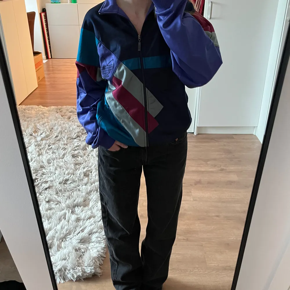 Super snygg zip tröja från adidas. Tröjan är i bra skick💕. Tröjor & Koftor.