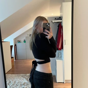 Skjorta med knytning - Super söt croppad skjorta som man knyter vid ryggen. 