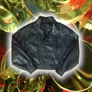 Vintage läderjacka - Vintage croppad läderjacka!! Dragkedjan funkar ej men går att stänga med knappar :)) Sliten så säljer relativt billigt, skriv om du önskar fler bilder!👽