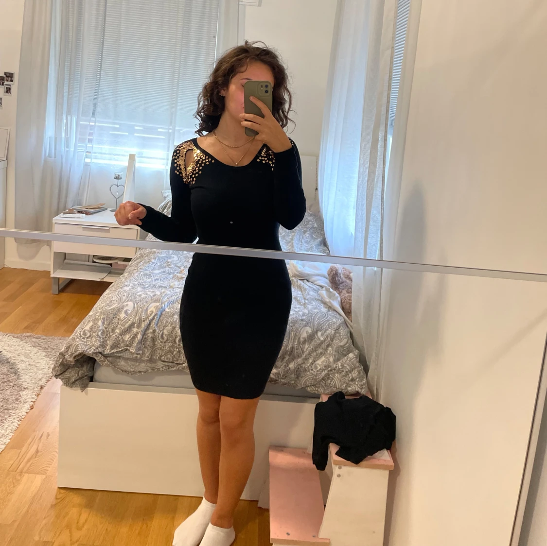 Kort elegant klänning med gulddetaljer. - 90