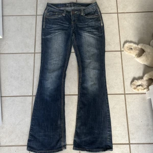 Bootcut jeans & low waisted  - Jätte fina jeans i jätte bra skick lite y2k vibes men funkar till annat oxå  Pris kan diskuteras 