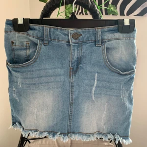 Snuggle jeanskjol - Säljer denna super snygga jeanskjolen pågrund av att den inte passar mig längre💗 denna är i storlek 164 men passade mig när jag hade storlek xs💕 i bra skick utan några defekter💖 lägger upp igen eftersom den ej blev såld✨