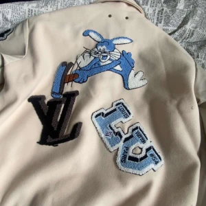 Louis Vuitton jacka - Säljer denna fina oanvända Louis Vuitton jacka, jackan är ej äkta men vill bli av med den då den inte kommer till användning Det sitter tags osv i jackan och kan skicka mer bilder på begäran