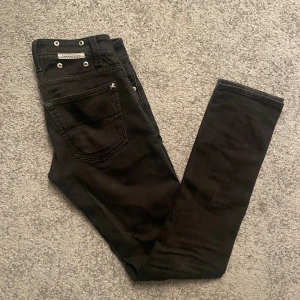 Sartoria tramarossa jeans 29  - Säljer dessa riktigt sköna och snygga jeans från Sartoria tramarossa strl 29 699kr