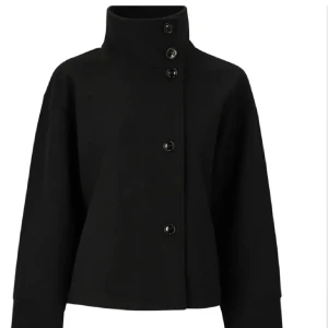 Gina tricot kappa - Säljs inte längre. Kan skicka egna bilder och tror den har en liten defekt jag kan skicka närmre bild på, annars i bra skick. Stor i storleken och nypris var 599kr.🥰