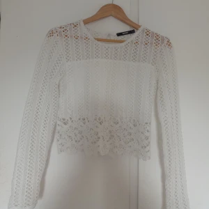 Vit blus topp - Säljer en vi blus topp från BIKBOK i strl S, jätte bra skick då den är använd en gång, den är som ny, säljer den för 80kr + frakt! 