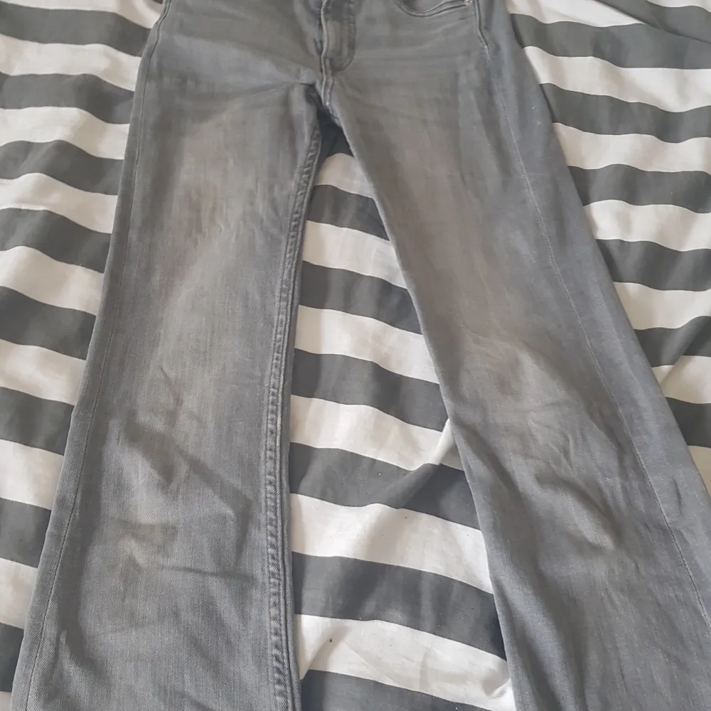 Gråa lågmidjade bootcut jeans storlek 140 från LABindustries. Frakt  39kr . Jeans & Byxor.