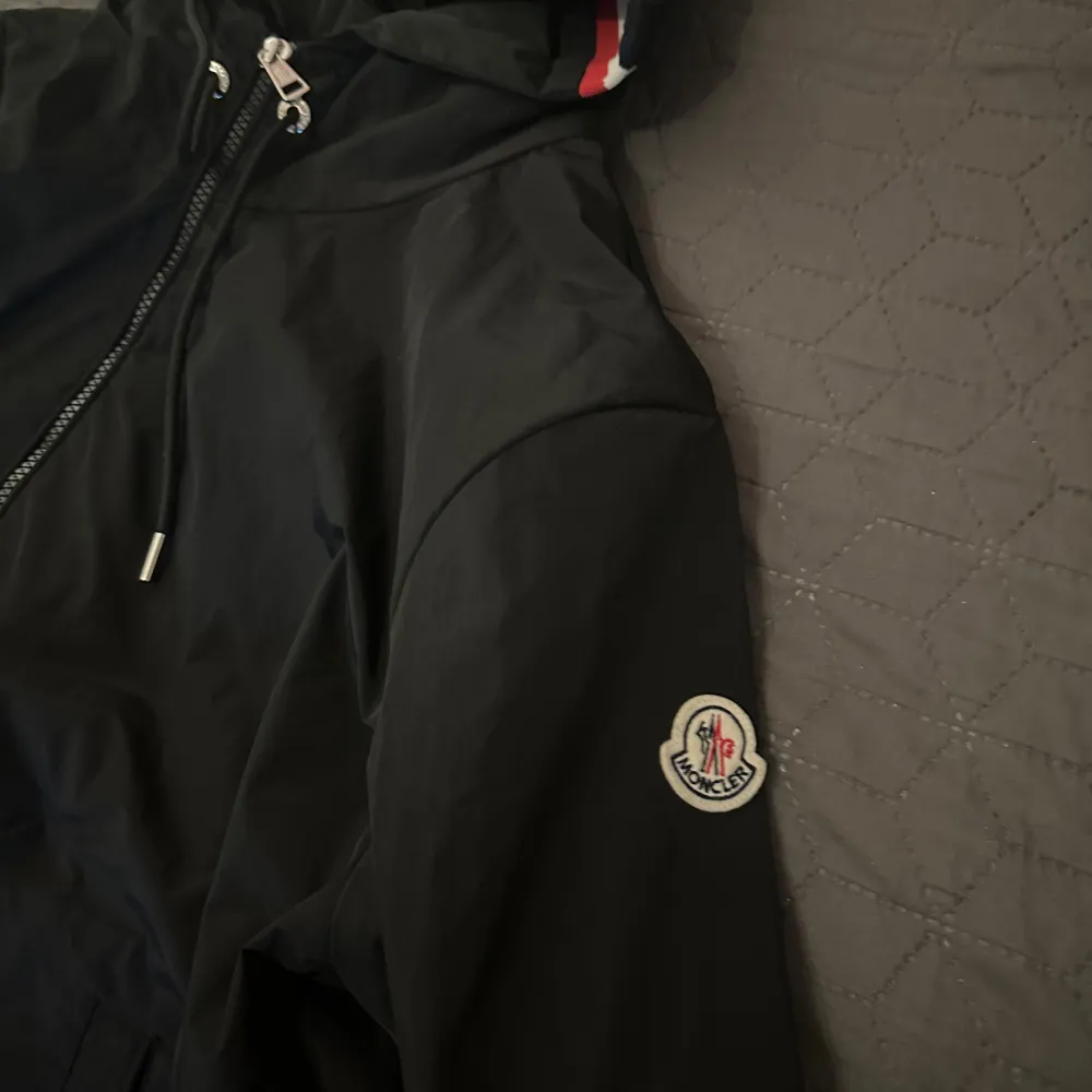 Moncler vindjacka, säljs för används it så mkt, perfekt för hösten, pris går diskuteras. Jackor.