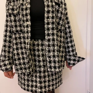 Kavaj med kjol - Jätte elegant kavaj med kjol från Gina 