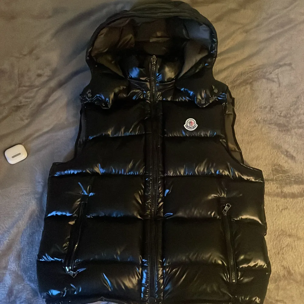 Moncler väst, inte använd så mycket. Ser fin och oskadd ut. Buda och det bara att höra av sig vid frågor.. Jackor.