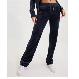 Juicy byxor - Juicy Couture mörkblåa byxor som ej kommer till användning lägre i fint skick 💙