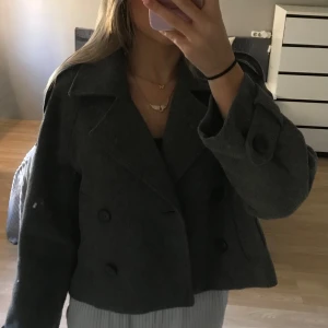 Jättefin kappa 💞 - Älskar den här kappan men har köpt en ny liknande så därför säljer jag. Den är i storlek XS men passar S. Sparsamt använd så den är i utmärkt skick.  Skriv vid frågor💕 (Köparen står för frakten💗)