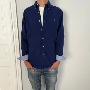 Ralph lauren skjorta  - Jättefin Ralph lauren skjorta i top skick. Modellen på bilden är 180cm. Skriv gärna vid fler frågor eller funderingar!