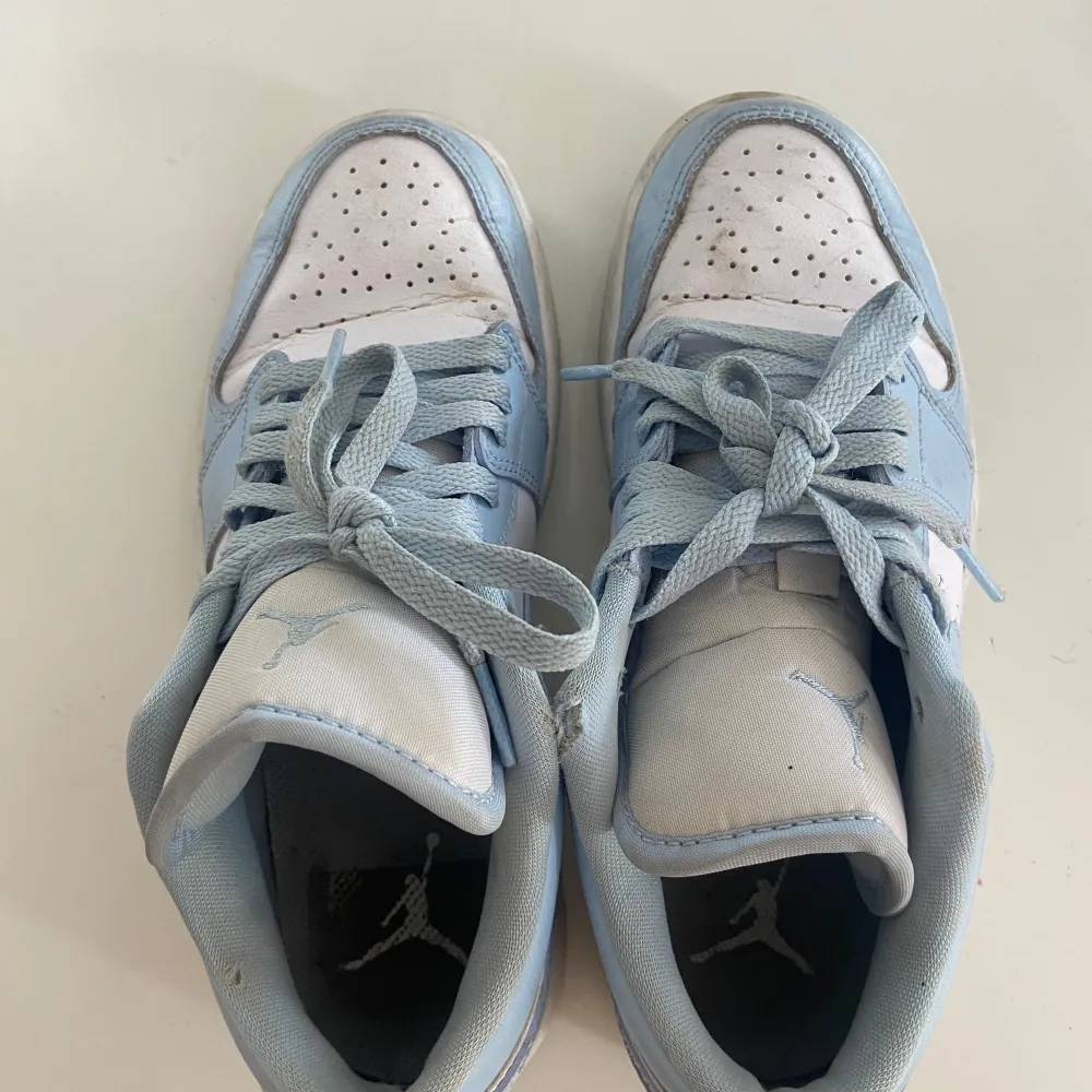 Jordans i storlek 37.5 i färgen ice low. Köpte dessa för ca två år sedan för 3500kr. . Skor.