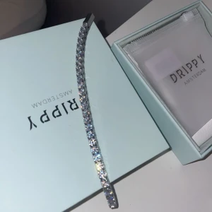 Tennis Bracelet  - Säljer denna då den va för liten för mig. Köpte den från drippy amsterdam och du får med hela förpackningen. Den kostar 900kr att beställa där. Och här får du för billigare pris och den är oanvänd. Beställde den men den va för liten för mig.