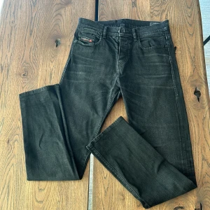 Diesel VIKER - Jeans straight leg.  - Dold dragkedjegylf. Med bakfickor och sidfickor. Bra skick. Om intresserad hör av dig.