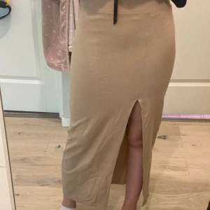 Beige lång kjol  - Finns ett hål på sidan men som inte är rakt igenom, se bild 2. Är även lite märken på men det är inget som syns mycket alls och framför allt inte när man har på den, se bild 3. Annars bra skick💕