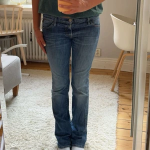 Replay jeans.  - Säljer dessa såå snygga replay jeans då de tyvärr blivit för små för mig💕jeansen har ett litet hål men det syns nästan inte Innerbenslängd: 77  midjemått: 41