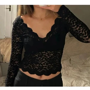 Zara topp - Superfin spets topp från Zara. Inga defekter. Storlek S men passar XS också. V-ringad både fram och i ryggen🤍