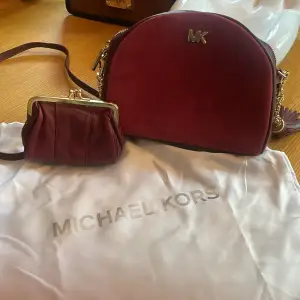 Hej, MICHAEL KORS VÄSKA köpt på Boozt, självklart äkta. Tillkommer en vinröd liten plånbok (Plånbok tillhör ej väskan och är inte MICHAEL KORS) Pris kan diskuteras 