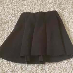 Söt svart kjol. - En svart kjol från red & blue.  Har använt ibland inte så mycket, så den är fortfarande k ett bra skick.🥰