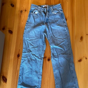 Högmidjade jeans  - Jeans från zara i bra skick 