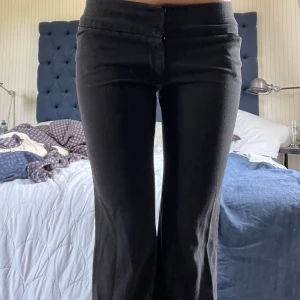 Kostymbyxor - Super snygga kostymbyxor som är köpta secondhand🌸. Tyvärr har de blivit för små för mig. Helt perfekt skick och inga defekter. Innerben: 82cm. Jag är 177 och har M vanligtvis.