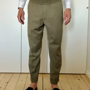 Sparsamt använda chinos från Filippa K. Stl 54, motsvarar en L. Nypris 1800 kr.