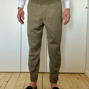 Chinos Filippa K - Sparsamt använda chinos från Filippa K. Stl 54, motsvarar en L. Nypris 1800 kr.