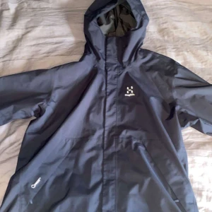 Haglöfs jacka  - Den är som ny, köpte den för ungefär ett år sen och den är använd typ 5 gånger. modellen heter haglöfs tjärn och nypris är 1900. Kan skicka mer bilder på den och pris går att diskutera