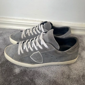 Philippe Model  - Tja, Säljer dessa sjukt eftertraktade Philippe model skorna! Skorna är i mocha vilket är ovanligare! Skick 9/10| Storlek 41 men passar 42| Pris 1799!