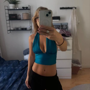 Fest topp - Blå fest topp från Gina tricot. Köpte för två och ett halvt år sen och har bara använt 1 gång. Jätte fin och anpassningsbar då man själv knyter. Går o styla på många olika sätt💞  nypris: 299kr