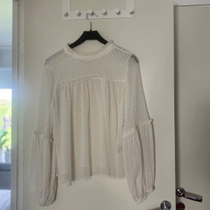Blus - En jätte fin blus utan några defekter. Fråga om fler bilder så fixar jag det!❤️