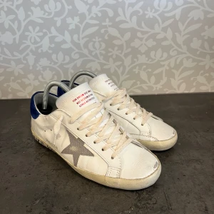 Golden goose  - Säljer dessa tvär feta golden goose skorna som är en månad gamla  Storlek 40 sitter som 41  Allt og box dustbag digitalt kvitto  Inga direkta defekter förutom lite längst bak cid sula  Lämna bud eller bytes som Mocha flycrews 