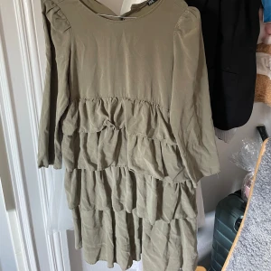 Volangklänning - Jättefin klänning från Zara som inte kommer till användning! 