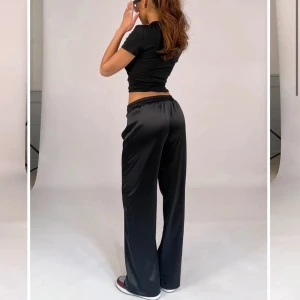 Satin bukser - Brugt et par gange. Men fejler ingenting. De er blevet lagt lidt op. Så det passet mig. De passer mig helt perfekt (er 175 høj) mine er bare fra only, men ligner meget, swipe til siden for se mine