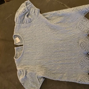 Jättefin ljus blå blus/t-shirt💙 - Jättefin ljus blå blus/t-shirt med volanger från zara💙Säljer den för den har tyvärr blivit förliten och inte riktigt har kommit till användning , väldigt bra skick, skriv för fler bilder eller frågor!  Frakt ca 35kr