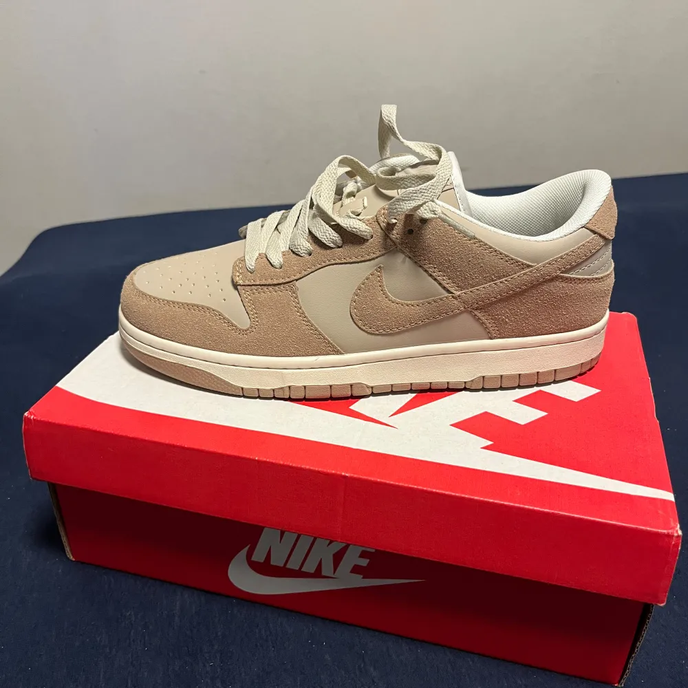 Storlek 42 Nike SB dunk low PRM. Helt oanvända skor jag fick de som en present nyligen men jag gillade de inte. De är i 10/10 kondition . Skor.