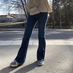 Skit snygga lågmidjade jeans  - Älskar dessa jeans men tyvärr för små, de är low waist och i fint skick. Vet ej vart de är ifrån ! Strl 27/32 eller 34!  Midjemått 39 tvärs över- 82 runt hela (inget stretch) Innerben 83❤️