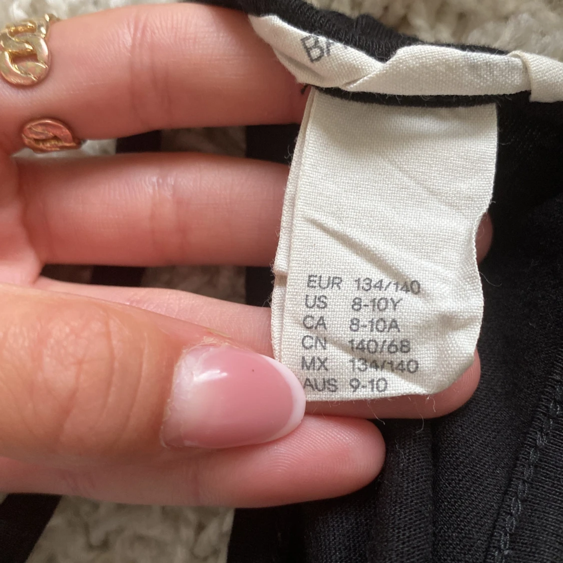 Svart klänning med smala axelband - 91